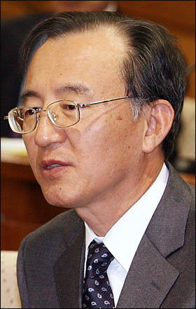 한나라당의 일방적 사법개혁 논의를 강하게 비판했던 박일환 법원행정처장이 23일 국회에서 열린 사법제도개혁특위에 참석해 답변하고 있다.
