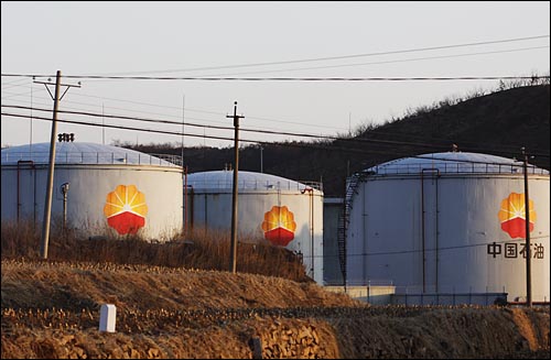 중국이 압록강 지하 파이프라인을 통해 북한에 공급하는 석유를 저장하는 저유탱크가 중국 단둥시 외곽에 있다.