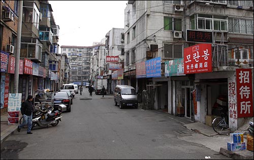 3월 17일 오전 북-중 접경도시인 중국 단둥의 세관 앞 거리 모습. 이곳에서는 북한 관련 상품들의 거래가 비교적 활발한 곳이다.