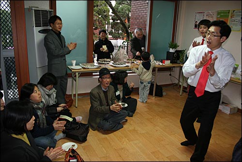23일 오후 서울 마포구 서교동 에듀머니 오픈하우스 행사에서 직원들이 간단한 공연에 앞서 몸풀기 게임을 하고 있다. 
