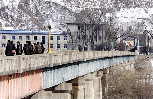  지난 3월 18일 오후 북한 함경북도 남양시와 중국 연변자치주 투먼(도문)시를 연결하는 도문대교에서 북한군 2명이 중국쪽으로 걸어서 넘어오고 있다.