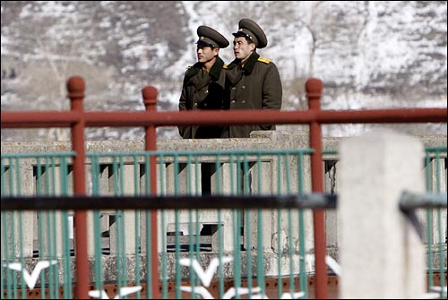 3월 18일 오후 북한 함경북도 남양시와 중국 연변자치주 투먼시를 연결하는 도문대교에서 북한군이 중국 쪽으로 걸어서 넘어오고 있다.