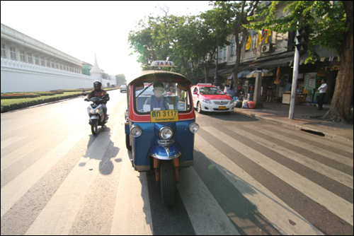 방콕의 거리 곳곳을 누비고 있는 툭툭이 

