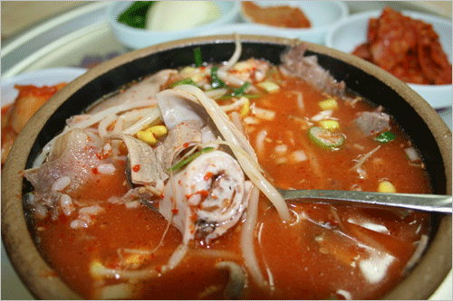  아삭한 콩나물에 부드러운 내장이 어우러져 감칠맛이 느껴진다. 