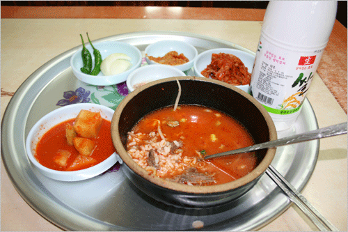  국밥을 안주삼아 막걸리 잔을 기울이면 그 맛이 일품이다. 
