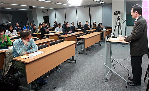 희년토지정의실천운동 공동대표인 김경호 들꽃향린교회 목사가 24일 저녁 서울 마포구 상암동 <오마이뉴스> 대회의실에서 열린 <진보와 빈곤> 강독회에서 '성경의 토지 평등법'을 주제로 강의를 하고 있다.