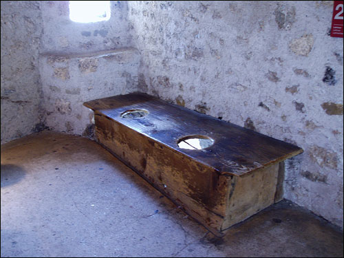 13세기에 지어진 화장실의 나무 변기를 통해 내려다 보이는 바닥은 아득히 멀었다