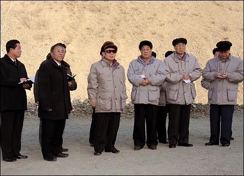지난 2009년 2월 24일 조선중앙통신이 공개한 촬영날짜 미상의 사진에서 김정일 북한 국방위원장(왼쪽 세번째)이 함경북도 무산 광산연합기업소를 시찰하고 있다. 김정일은 무산 광산이 국제적 수준의 철광석 생산지가 될 수 있도록 최선을 다할 것을 지시했다. 