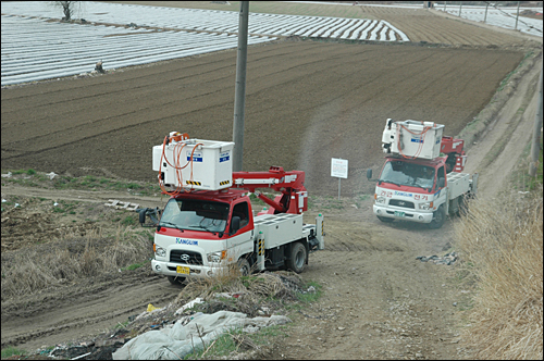 정부 측이 25일 경남 밀양시 하남읍 명례리 낙동강 둔치 경작지에서 농작물 철거작업에 들어간 가운데, 한국전력공사 측은 농업용 전기 시설을 차단하는 작업을 벌였다.