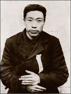 이사진은 190년 11월초 안중근 장군이 뤼순감옥으로 이감된 직후에 찍은 사진으로 리본에는 수형번호 대신 '안응칠'로 표기돼 있다. 일본 죠신지 소장으로 지금은 류코쿠 대학에 기탁보관 돼 있다고 한다. 