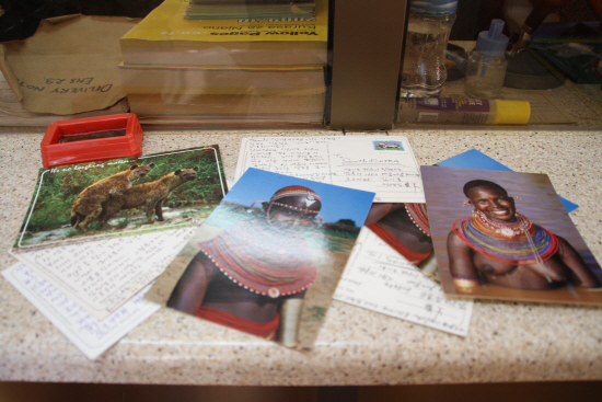 탄자니아의 출국 수속을 마치고 케냐측 출입국 사무소로 가는 중에 만난 우체국에서 엽서를 부쳤습니다. 

