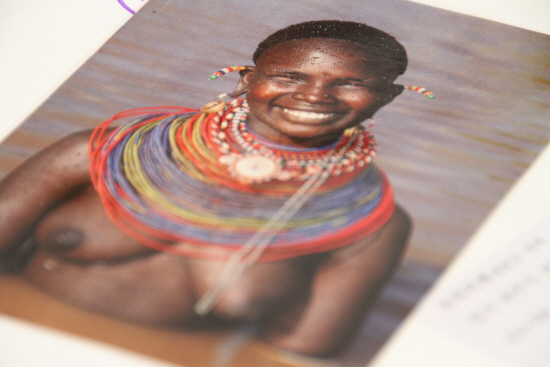 엽서속의 젊은 여인은 삼부루Samburu족 처녀입니다. 목에 걸린 수많은 목걸이 장식이 특징입니다. 삼부루족은 마사이족과 관련이 있는, 그러나 마사이족과 구별되는 반유목민족입니다. 지금은 마사이족에 쫓겨서 케냐 북부지방에서 살고 있습니다. 삼부루어를 사용하지만 95%정도가 마사이말과 유사하다고 합니다. 삼부루지역내에는 ‘삼부루국립보호구역(Samburu National Reserve)’이 있습니다.

*케냐에는 세 종류의 관리지역이 있습니다. Game Reserve(야생동물 보호구역), National Park(국립공원) 그리고 National Reserve(국립 보호구역)입니다.

