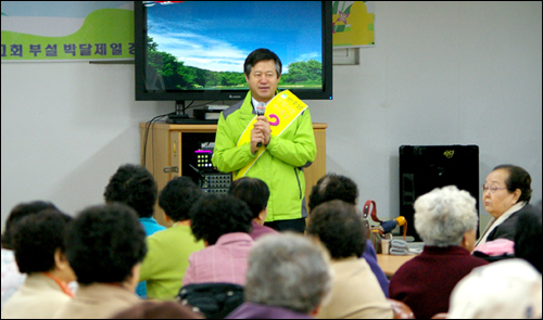 이종태 후보가 안양시 박달동 소재 사회복지관을 찾아 어르신들과 대화를 나누고 있다.