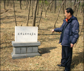 다롄 안중근 연구회장 박용근씨가 뤼순감옥묘지를 설명하고 있다.