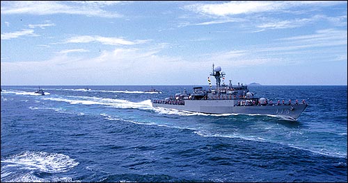 26일 밤 침몰한 해군 초계함은 PCC-772 천안함으로 최종 확인됐다. 사진은 항해 중인 대한민국 해군 초계함(PCC : Patrol Combat Corvette). 만재톤수 1,200톤, 길이 88m, 최고 31노트의 속력으로 우리나라 연안을 초계하는 임무를 한다. 