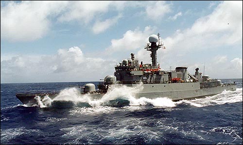 26일 밤 침몰한 해군 초계함은 'PCC-772 천안함(1200t급)'으로 최종 확인됐다. 사진은 침몰된 천안함과 같은 초계함이 PCC 황천(荒天) 항해 모습.
