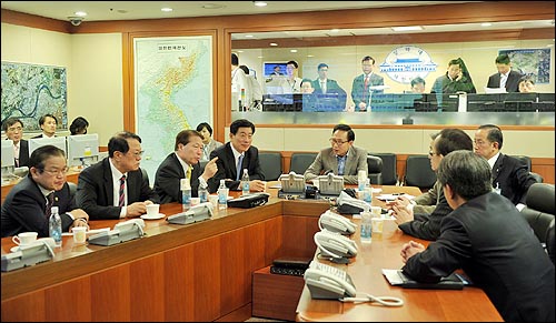 이명박 대통령은 26일 밤 침몰한 해군 초계함과 관련해 안보관계장관회의를 열었다. 