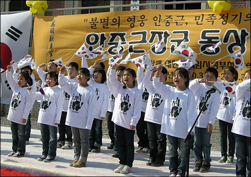 목포 ‘역사 어린이 합창단’(단장 이찬순)이 태극기를 흔들며 ‘안중근 노래’를 합창하고 있다.
