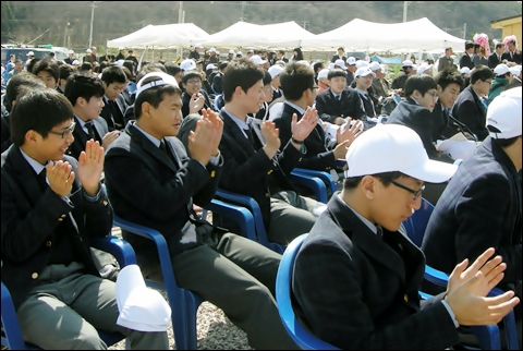 육군 31사잔 군악대가 가요 ‘목포의 눈물’을 연주하자 손뼉을 치며 박자를 맞추는 함평고등학교 학생들.
