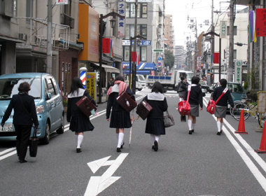 등교하고 있는 일본의 여학생들 