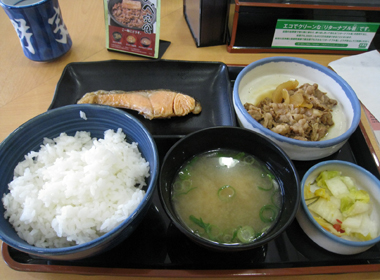 일본식 소고기 덮반 체인점인 YOSHINOYA에 먹은 아침 