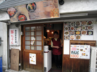 미야코지마역 근처서 한식가게를 운영하고 있는 재일동포 3세 분. 