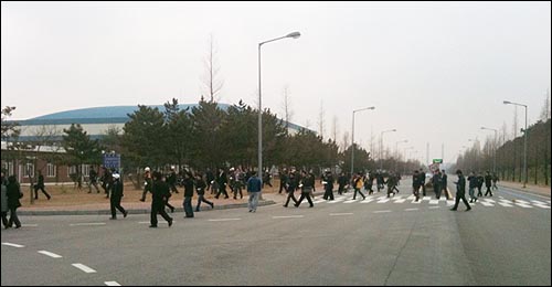 침몰한 '천안함' 실종자 가족들이 언론 통제를 하는 군 당국에 항의, 결국 실종자 가족들에게 해군 제2함대 사령부가 뚫렸다.(사진은 #5505 엄지뉴스로 휴대전화 4987님이 보내주셨습니다.) 