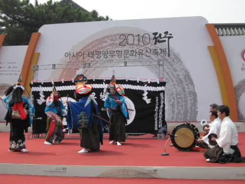 일본의 '하야치네 카구라' 공연. 일본 북부 아와태현에서 하야치네산을 신으로 숭배하며 시작된 500년 이상 전통을 지닌 춤 형식의 제례의식이다.