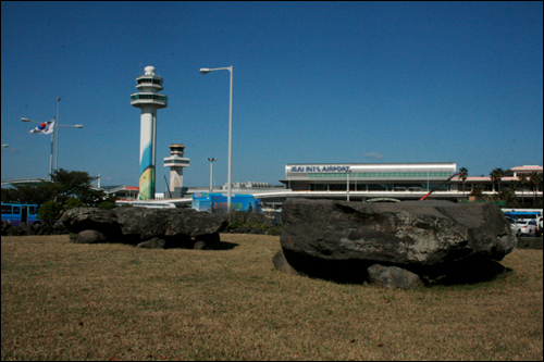 관광객들이 처음 들어오는 제주공항에서 바로 볼 수 있는 이 고인돌도 생태관광을 위한 소중한 자원입니다.