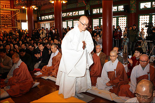 28일 오전 서울 삼성동 봉은사 법왕루에서 열린 법회에 참석한 신도들이 명진스님에게 박수를 보내고 있다. 2010.3.28