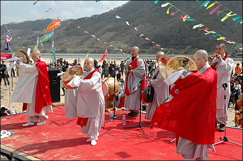 '4대강사업 중단 수륙대재'가 28일 오후 함안보 아래 백사장에서 열렸는데, 스님들이 바라춤을 추고 있다.