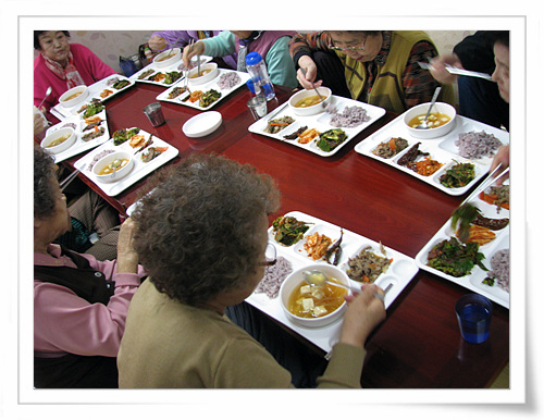 노인정에 설치된 무료급식소에서 점심을 드시는 어르신들