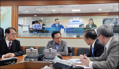 이명박 대통령(가운데)이 천안함이 침몰한 26일 심야에 소집된 긴급 안보관계장관회의에서 김태영 국방장관(오른쪽)과 대화를 나누고 있다.
