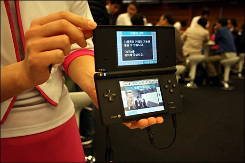 29일 오전 서울 남대문로 대한상공회의소에서 열린 닌텐도 DSi 미디어 체험회에서 제품을 직접 시연하는 도우미.