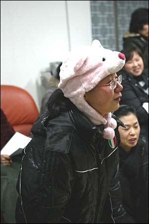 부영5단지 여성회 회장 박정현(37)씨. 그니는 매우 소탈하다. 여성회 최초 모임 때 아이 손을 잡고 함께 내려왔었다. 본인의 말을 빌면 "얼떨결에 회장이 되었다"고.   