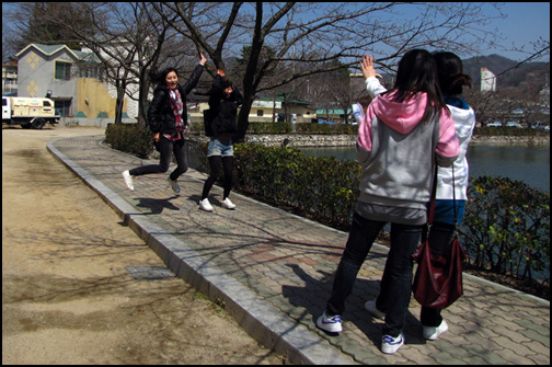 김천시 교동에서 만난 '김천 대학교' 여대생들이에요. 따뜻한 봄날처럼 밝고 화사한 웃음이 무척이나 예쁩니다. 