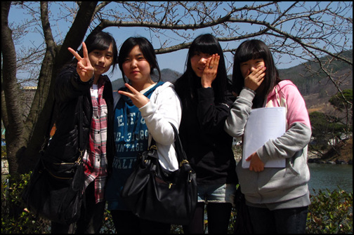 우리는 봄나들이 나온 봄처녀랍니다. 김천대학교 여대생들인데, 까르르 싱그럽게 웃는 젊음이 무척이나 아름답습니다. (황선미 학생과 동무들)