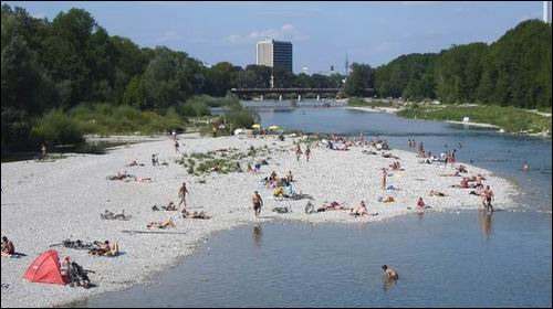 수로를 헐고 여울과 모래톱으로 복원한 독일 이자강입니다. 수많은 시민들이 이자강에 나와 행복을 누리고 있습니다. 한강도 이렇게 변해야합니다. 