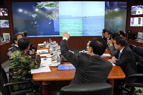 이명박 대통령이 27일 천안함 침몰로 소집된 긴급 안보관계장관회의에서 화면을 보면서 상황을 파악하고 있다.