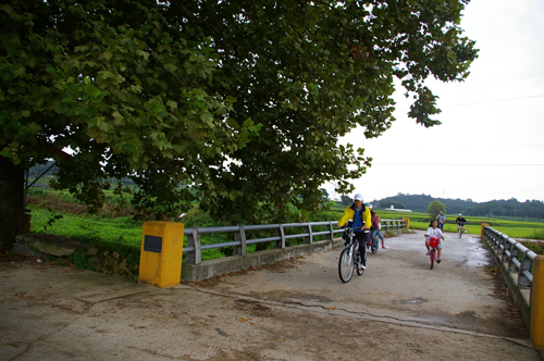 지난해 시민의 아이디어로 제안된 자전거 길이 알려지면서 알음알음 시민들은 가족들과 함께 자전거를 타며 이 길을 지나친다.