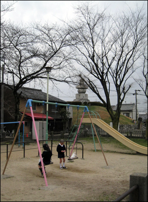 어린이 놀이터 뒤로 미미즈카(귀무덤)의 오륜 석탑이 보인다. 