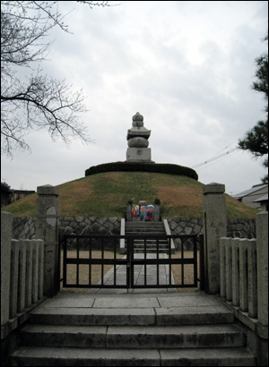 임진왜란 당시 일본 군사들이 전공의 증표로 잘라간 우리 조상들의 귀와 코를 매장한 무덤. 이 무덤 지척에 도요토미 히데요시의 신사가 있다. 