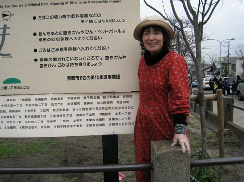 귀무덤의 존재를 물었을 때 뜻밖에 정말로 미안한 표정으로 "아이 엠 쏘 쏘리"라고 말한 일본인 교코 아줌마. 