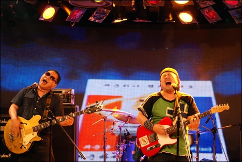 인디밴드 '달빛요정역전만루홈런'의 공연 모습(오른쪽)