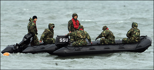 30일 오전 인천 옹진군 백령도 서남쪽 사고 해역에서 해군 해난구조대(SSU) 대원들이 수색 작전을 펼치고 있다.