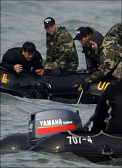 천안함 침몰 사고 발생 다샛째인 30일 오전 인천 옹진군 백령도 서남쪽 함수 발견 해역에서 UDT들이 수색 작전을 펼치고 있다