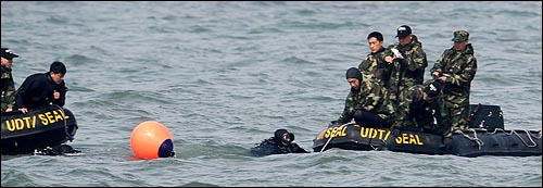해군 초계함 '천안함'이 서해 백령도 해상에서 침몰한 사고가 발생한지 다샛째인 30일 오전 해군 특수전여단(UDT) 대원들이 수색 작전을 펼치고 있다.