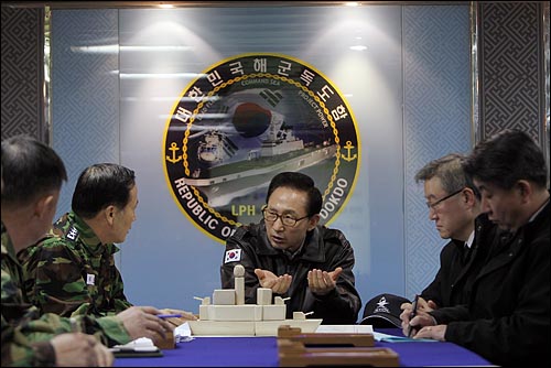 이명박 대통령이 30일 오후 해군 초계함 '천안함 '침몰 사건 현장인 백령도를 방문해 구조작업중인 독도함에서 상황보고를 받고 있다.