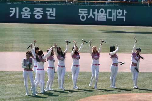 2010 프로야구 개막2차전 기념 공연을 장식해준, 인기 걸그룹 '소녀시대'의 모습