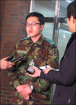 30일 천안함 실종자 수색작업에 나섰다 순직한 해군특수전여단(UDT) 대원 고 한주호(53) 준위의 아들 상기씨가 아버지 빈소가 마련된 성남 국군수도병원에서 기자들과 짧은 인터뷰를 했다. 